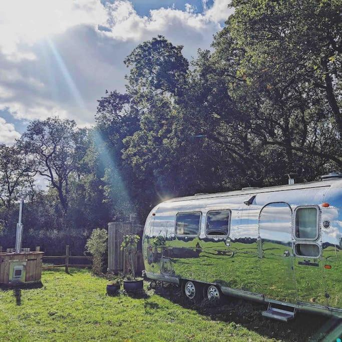 Airstream, Vintage American Caravan & Hottub Ашбертон Экстерьер фото