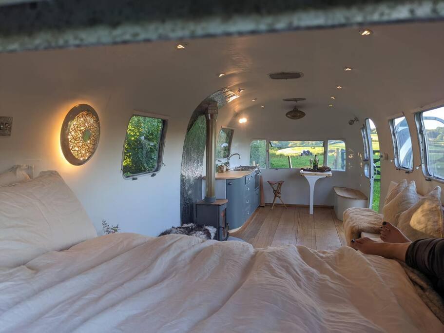 Airstream, Vintage American Caravan & Hottub Ашбертон Экстерьер фото