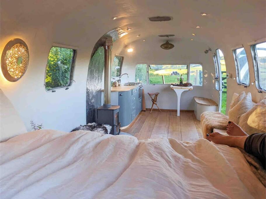 Airstream, Vintage American Caravan & Hottub Ашбертон Экстерьер фото