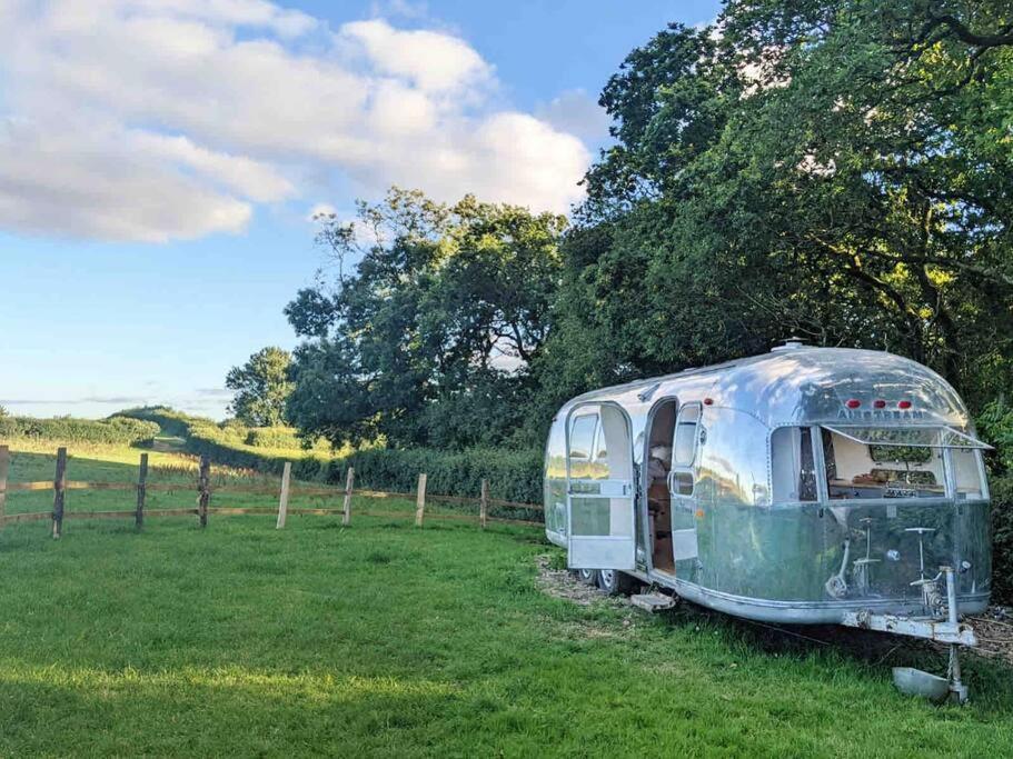 Airstream, Vintage American Caravan & Hottub Ашбертон Экстерьер фото