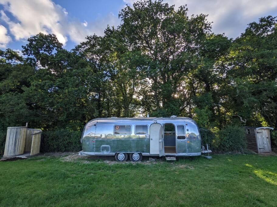Airstream, Vintage American Caravan & Hottub Ашбертон Экстерьер фото