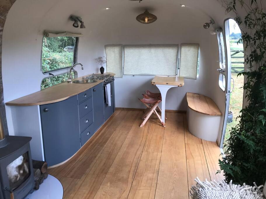 Airstream, Vintage American Caravan & Hottub Ашбертон Экстерьер фото